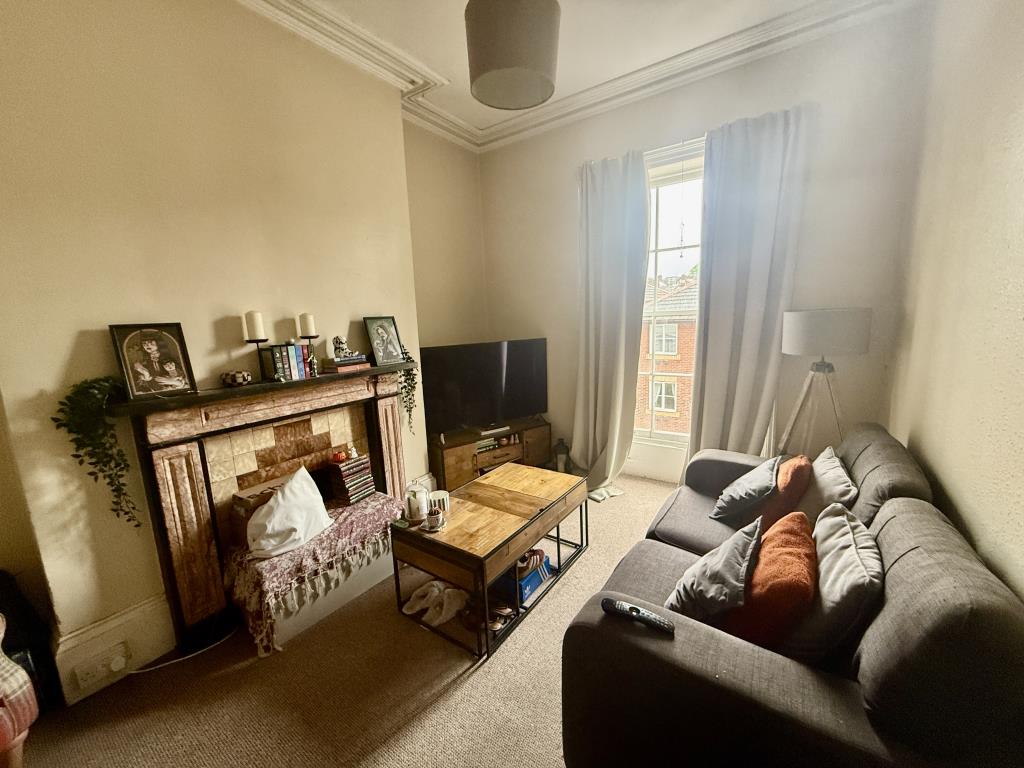 Lot: 121 - FREEHOLD INVESTMENT COMPRISING FOUR APARTMENTS CLOSE TO THE CITY CENTRE - Flat 3-Living room